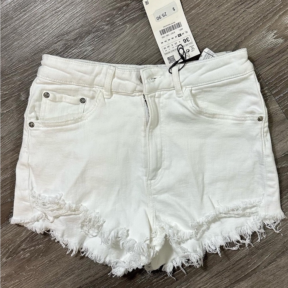 NEW with tags Zara white jeans shorts 
Size: US04 (EUR 36)